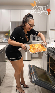 Demetria Obilor feet photo thumbnail