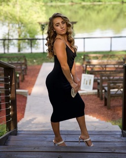 Demi Bagby feet photo thumbnail