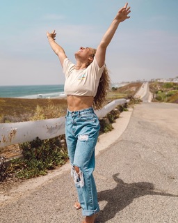 Demi Bagby feet photo thumbnail