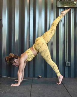 Demi Bagby feet photo thumbnail