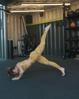 Demi Bagby feet photo thumbnail