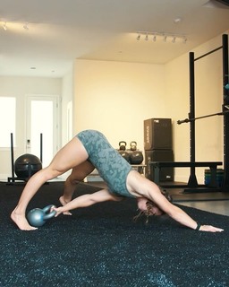 Demi Bagby feet photo thumbnail