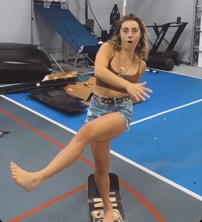 Demi Bagby feet photo thumbnail