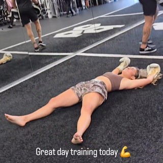 Demi Bagby feet photo thumbnail