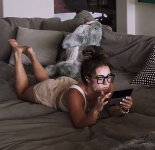 Demi Bagby feet photo thumbnail