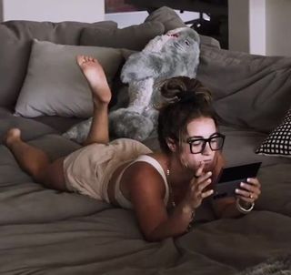 Demi Bagby feet photo thumbnail