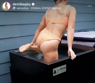 Demi Bagby feet photo thumbnail