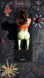 Demi Bagby feet photo thumbnail