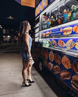 Demi Bagby feet photo thumbnail