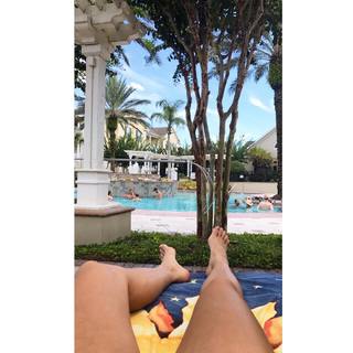 Demi Bennett feet photo thumbnail