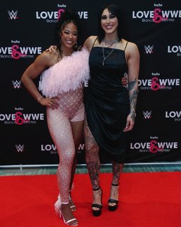 Demi Bennett feet photo thumbnail