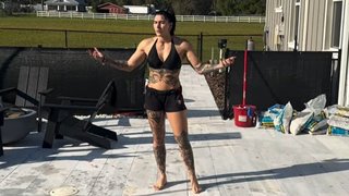 Demi Bennett feet photo thumbnail