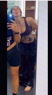 Demi Bennett feet photo thumbnail