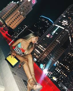 Demi Burnett feet photo 9