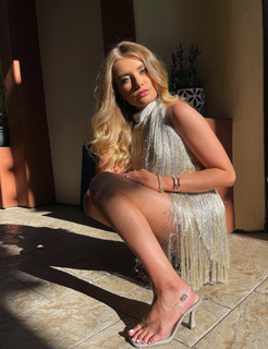 Demi Burnett feet photo 1