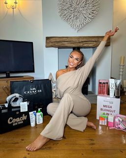 Demi Jones feet photo 10