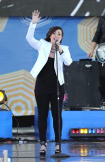 Demi Lovato feet photo thumbnail