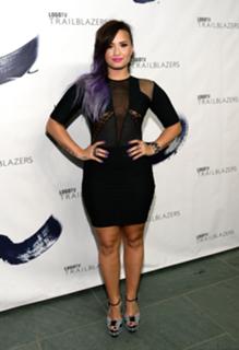 Demi Lovato feet photo thumbnail
