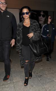 Demi Lovato feet photo thumbnail