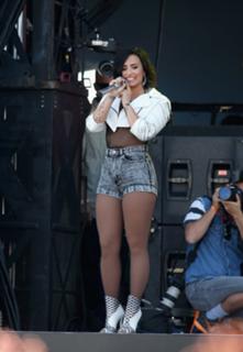 Demi Lovato feet photo thumbnail