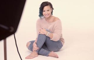 Demi Lovato feet photo thumbnail