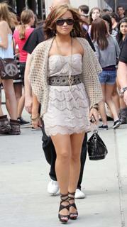 Demi Lovato feet photo thumbnail