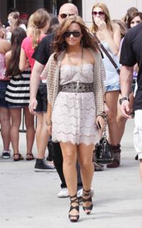 Demi Lovato feet photo thumbnail