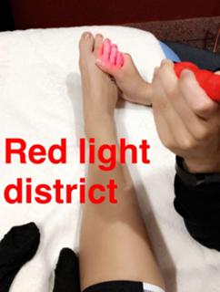 Demi Lovato feet photo thumbnail