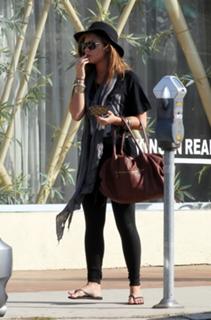 Demi Lovato feet photo thumbnail