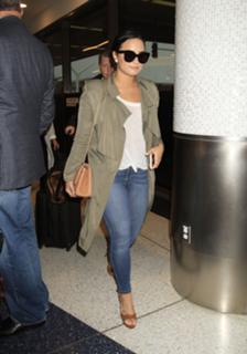 Demi Lovato feet photo thumbnail