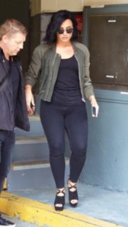 Demi Lovato feet photo thumbnail
