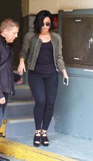 Demi Lovato feet photo thumbnail