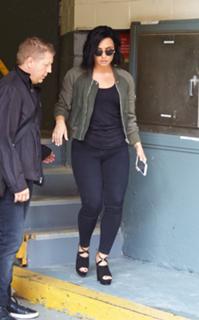 Demi Lovato feet photo thumbnail