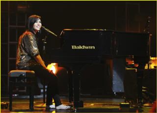Demi Lovato feet photo thumbnail