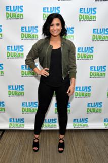 Demi Lovato feet photo thumbnail