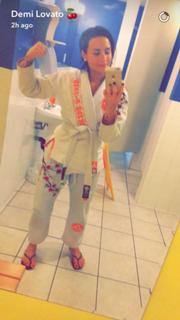 Demi Lovato feet photo thumbnail