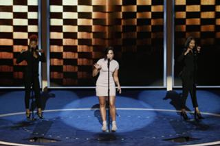 Demi Lovato feet photo thumbnail