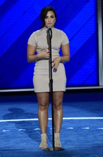 Demi Lovato feet photo thumbnail