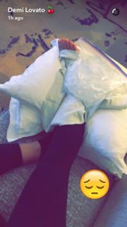 Demi Lovato feet photo thumbnail