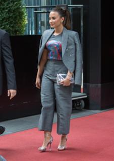 Demi Lovato feet photo thumbnail