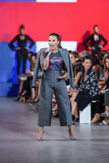 Demi Lovato feet photo thumbnail