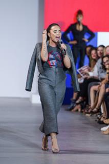 Demi Lovato feet photo thumbnail