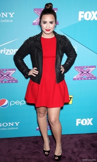 Demi Lovato feet photo thumbnail