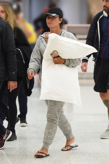 Demi Lovato feet photo thumbnail
