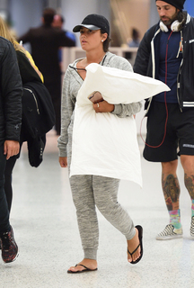 Demi Lovato feet photo thumbnail