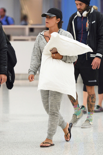 Demi Lovato feet photo thumbnail