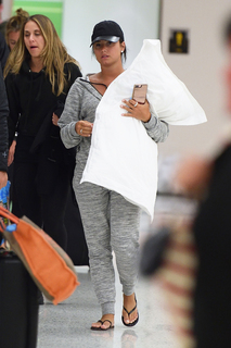 Demi Lovato feet photo thumbnail