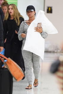 Demi Lovato feet photo thumbnail