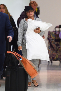Demi Lovato feet photo thumbnail