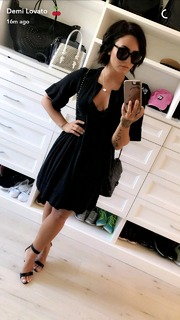 Demi Lovato feet photo thumbnail